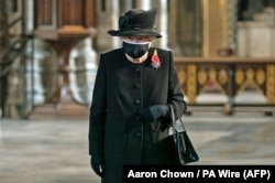 Королева Елизавета II во время церемонии в Вестминстерском аббатстве в Лондоне, посвященной столетию со дня захоронения Неизвестного воина, 2020 год