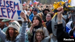 Демонстранти участват в антиправителствен протест в Прага, Чехия, 21 март 2026 г.