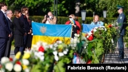 Ілюстраційне фото: представники посольства України покладають квіти до меморіалу в Берліні, 8 травня 2020 року