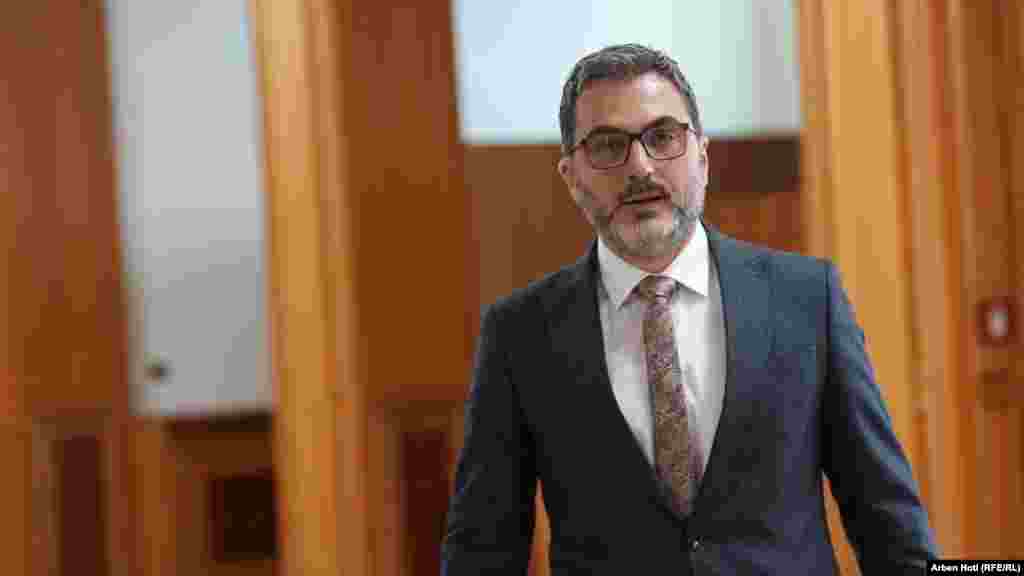 Nënkryetari i Kuvendit nga radhët e LVV-së, Ardian Gola, në hollin e Kuvendit.