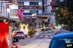 Poliția din Crans Montana, o staţiune de schi din cantonul elvețian Valais, a deschis o anchetă pentru a stabili cauza exploziei.