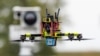 O așa-numită dronă vânătoare, la Centrul Național de Testare pentru Sisteme Aeriene Fără Pilot al Centrului Aerospatial German (DLR), ca parte a unei prezentări a programului CUSTODIAN pentru apărarea împotriva dronelor, la Cochstedt, în estul Germaniei, 8 octombrie 2025.