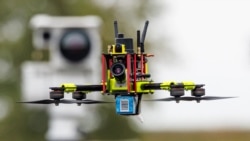 O așa-numită dronă vânătoare, la Centrul Național de Testare pentru Sisteme Aeriene Fără Pilot al Centrului Aerospatial German (DLR), ca parte a unei prezentări a programului CUSTODIAN pentru apărarea împotriva dronelor, la Cochstedt, în estul Germaniei, 8 octombrie 2025.
