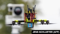 O așa-numită dronă vânătoare, la Centrul Național de Testare pentru Sisteme Aeriene Fără Pilot al Centrului Aerospatial German (DLR), ca parte a unei prezentări a programului CUSTODIAN pentru apărarea împotriva dronelor, la Cochstedt, în estul Germaniei, 8 octombrie 2025.