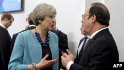 Britaniýanyň premýer-ministri Tereza Maý (çepde) we Fransiýanyň prezidenti Fransua Olland. Walletta, 3-nji fewral, 2017 ý.