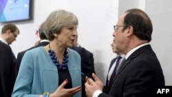 Britaniýanyň premýer-ministri Teresa Meý (ç) we  Fransiýanyň prezidenti Fransua Holland, Walletta, 3-nji fewral, 2017 