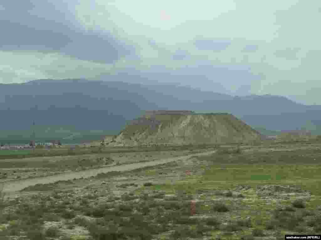 Bäherdeniň ýuwulan çagyl taýýarlaýan kärhanasynyň çig mal serişdesi.