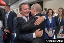 Fostul cancelar german, Gerhard Schröder, într-o îmbrățișare cu președintele rus, Vladimir Putin, în iunie 2018