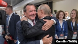 Gerhard Schröder és Vlagyimir Putyin a 2018-as labdarúgó-világbajnokság megnyitóján Moszkvában