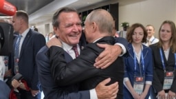 Gerhard Schröder és Vlagyimir Putyin a 2018-as labdarúgó-világbajnokság megnyitóján Moszkvában