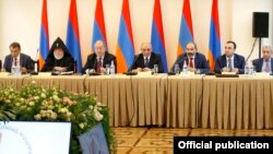 Armenia - President Armen Sakissian chairs a meeting of he board of trustees of the Hayastan All-Armenian Fund, Yerevan, May 25, 2018.