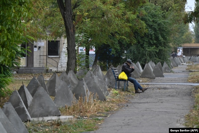 Чоловік відпочиває в оточенні «зубів дракона», Покровськ, 20 жовтня 2024 року