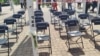 Šesnaest praznih stolica u znak sećanja na 16 žrtava pada nadstrešnice, šest meseci nakon nesreće, 1. maj 2025.