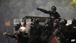 De ce devin violente protestele din Serbia?