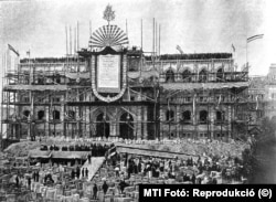 Az új országház bokrétaünnepe (az épület tartószerkezetének elkészültekor rendezett ünnepség) 1894. május 5-én