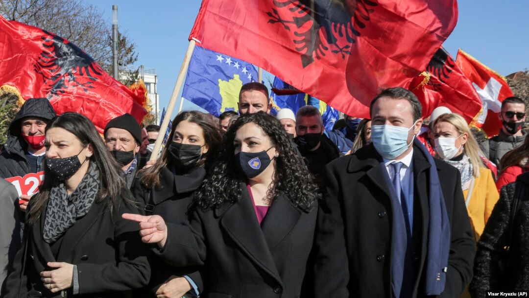 Vršiteljka dužnosti predsednika Kosova Vjosa Osmani (u sredini) učestvuje na skupu Pokreta Samoopredeljenje na čijoj se izbornoj listi nalazi, Priština (12. februar)