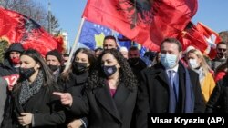 Vršiteljka dužnosti predsednika Kosova Vjosa Osmani (u sredini) učestvuje na skupu Pokreta Samoopredeljenje na čijoj se izbornoj listi nalazi, Priština (12. februar)