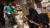 فولا الهادی، مادر چهار فرزند، به رویترز گفته است هر روز برای جمع‌کردن باقیماندهٔ غذا از رستوران‌ها ساعت‌ها پیاده می‌رود
