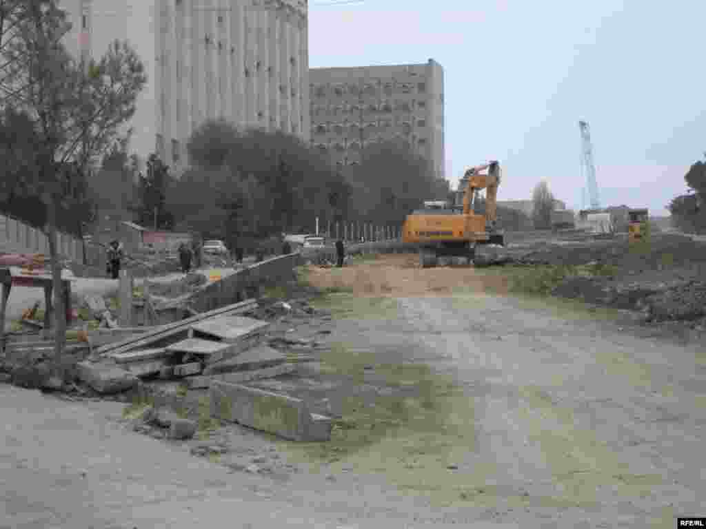 20 Yanvarda tikilən körpüdə iş davam edir