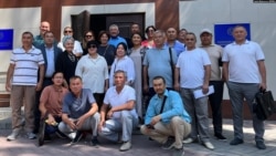 Кемпир-Абад иши боюнча айыпталгандардын бир бөлүгү жана алардын адвокаттары. Бишкек шаардык соту. 23-август, 2024-жыл.