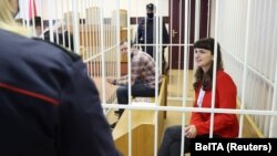 Кацярына Барысевіч і Арцём Сарокін падчас суду 19 лютага 2021 году
