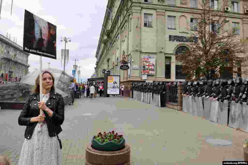 Сілавікі заблякавалі вуліцу Леніна каля будынку Нацбанку Беларусі