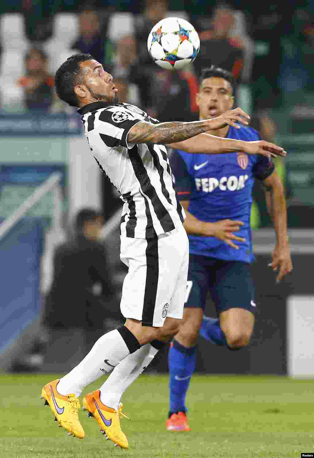Carlos Tevez topu sinəsiylə saxlamağa çalışır (Reuters / Stefano Rellandini)
