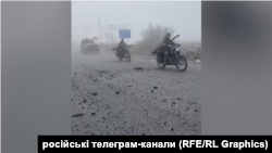 Російські військові на мотоциклах і авто в тумані в'їжджають, як заявлено, в Покровськ. Кадр із відео, поширеного у російських телеграм-каналах 10 листопада