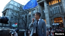 Péter Magyar, avocat și om de afaceri, vorbește în fața protestatarilor adunați în fața Procuraturii Generale din Budapesta, 26 martie 2024. 