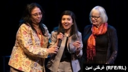 افغانه پېغله غرڅنۍ امین د "women of Distinction" د نړیوالې جایزې د اخیستو په حال کې
