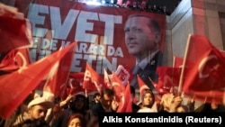 Erdogan özüniň tarapdarlaryna ýüzlenip, referendumyň netijelerini gutlamaga çagyrdy.