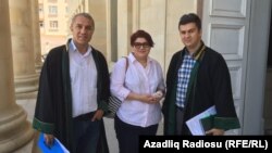 Xədicə İsmayıl vəkilləri Yalçın İmanov (solda) və Fariz Namazlı (sağda) ilə