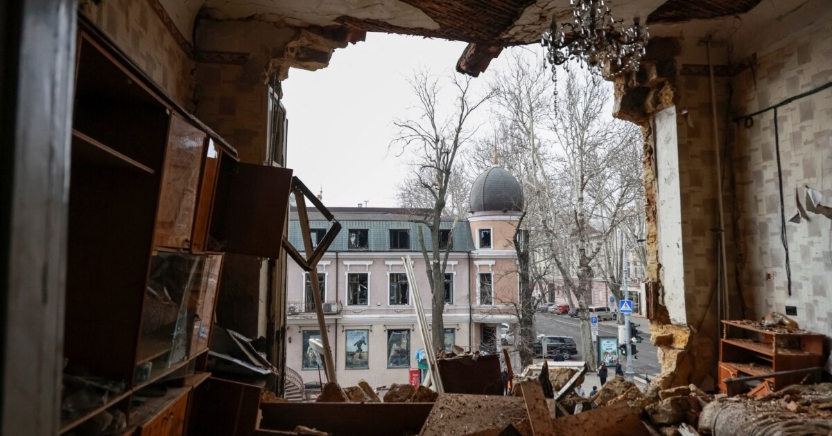 Дрон влучив у багатоповерхівку в Одесі, постраждав чоловік