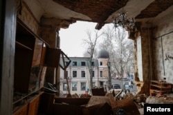 Інтер'єр пошкодженої кімнати в багатоквартирному будинку, що постраждав від удару російського безпілотника на тлі нападу Росії на Україну, в Одесі, Україна, 19 березня 2026 року