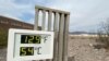  Термометр в центре для посетителей Furnace Creek в национальном парке Долина Смерти показывает температуру 129 градусов по Фаренгейту (53,8 C) в Долине Смерти, Калифорния, США, 16 июня 2021 года. 