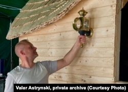 Валер вучыўся рабіць хаткі сваімі рукамі