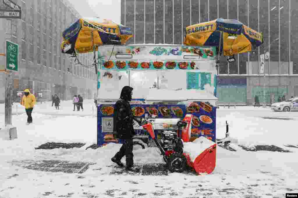 Bora e madhe i la pa punë edhe shitësit ambulantorë.
