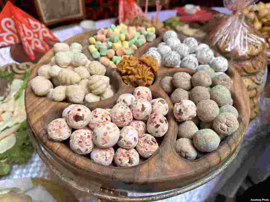 Баткендин азыктары. "Жакшылыкты Теңир берди, Жарык күндү кеңири берди. Орообуз данга толсун, Оозубуз нанга толсун!"