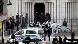 Policija i istražitelji ispred bazilike Notre-Dame u Nici posle napada, 29. oktobar