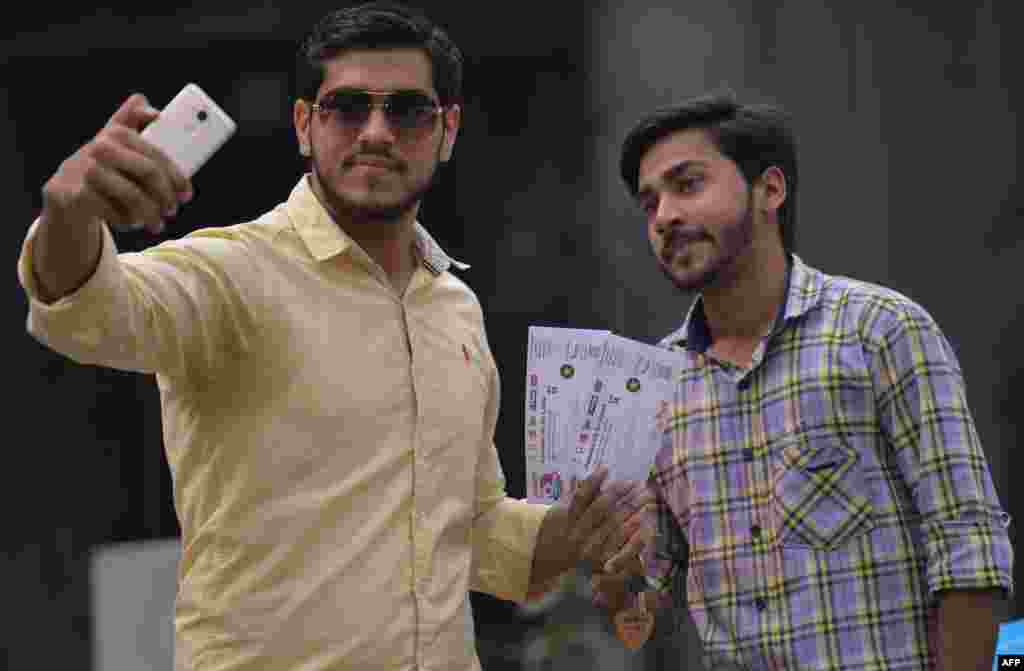 لوبې ته ګڼ خلک ورغلي ول