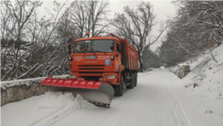 Техника «Службы автодорог Крыма» на горной дороге, иллюстрационное фото