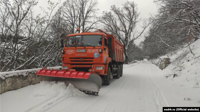 Техника «Службы автодорог Крыма» на горной дороге, иллюстрационное фото