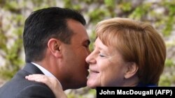 Kryeministri Zoran Zaev përshëndetet me kancelaren gjermane, Angela Merkel. Berlin, 29 prill, 2019.