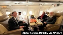 Katarski i britanski diplomati sa oslobođenim britanskim parom, Barbie i Peterom Reynoldsom, u avionu prije polaska za Katar iz Kabula u Afganistanu, 19. septembra 2025.