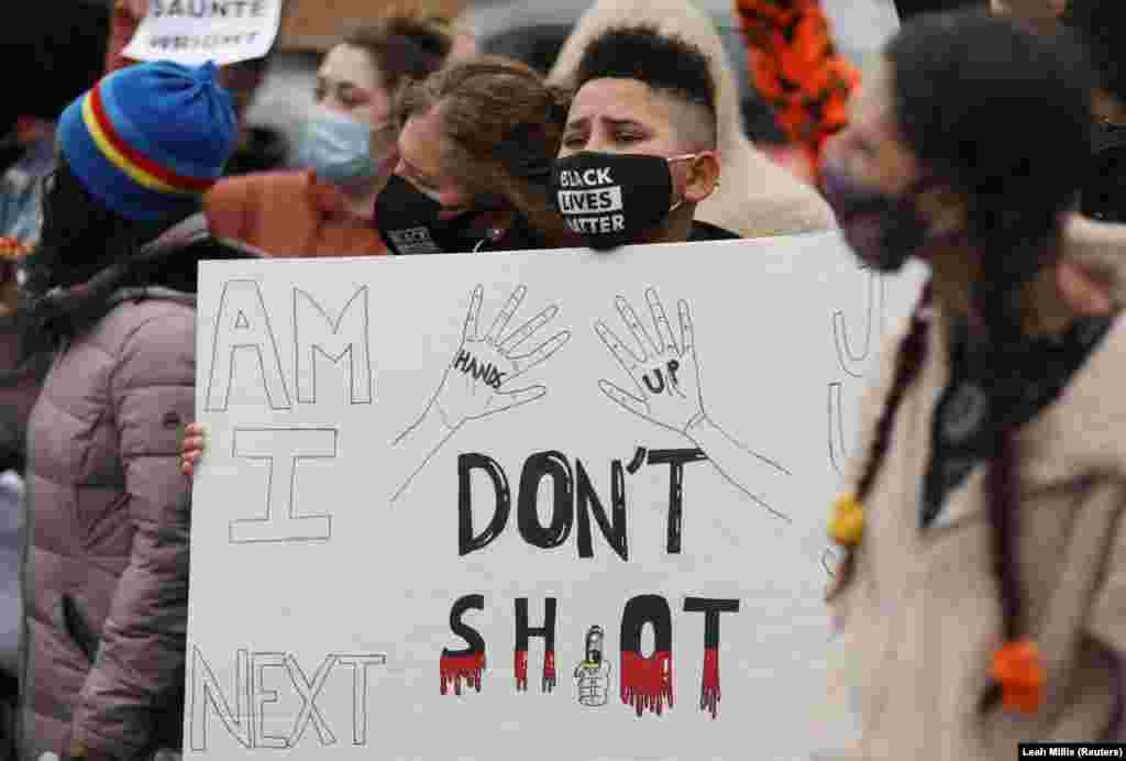 Учасниця акції протесту тримає плакат із написами:&nbsp;&laquo;Не стріляйте&raquo; та&nbsp;&laquo;Я наступна&raquo;