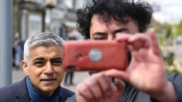 Sadiq Khan londoni polgármester szelfizik egy támogatójával a londoni polgármester-választás előtti kampányban, 2021. május 5-én