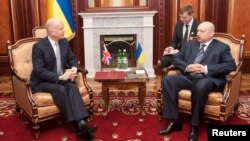 British Foreign Secretary William Hague (left) with acting Ukrainian President Oleksander Turchynov meet last month. 