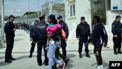 Илустрација: мигранти во Грција. 