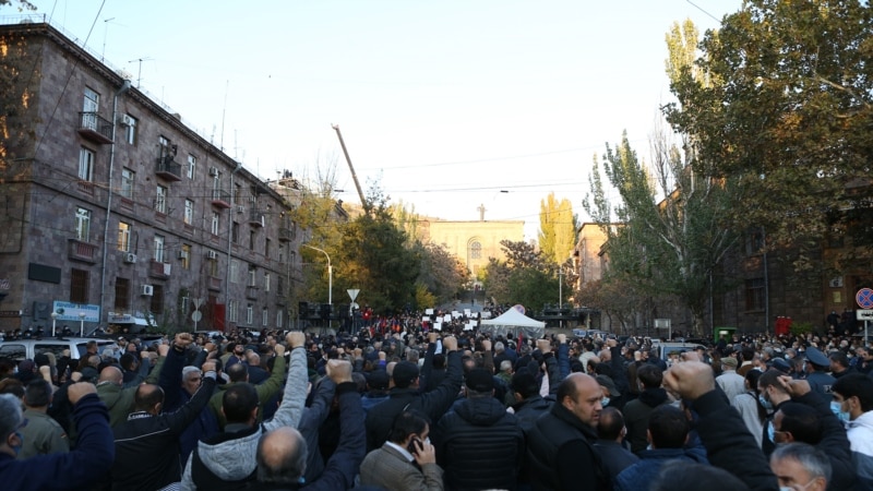 Երևանում 17 քաղաքական ուժերի ներկայացուցիչները շարունակում են պահանջել վարչապետի հրաժարականը 