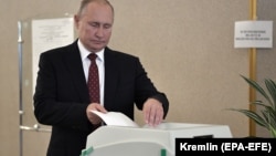 ვლადიმირ პუტინი საარჩევნო ურნასთან